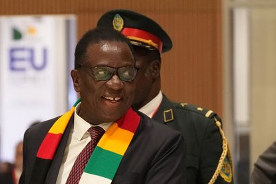 A hearing on extending Zimbabwe president’s term erupts in chaos